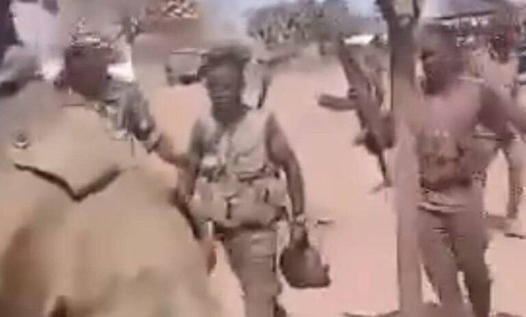 تداول فيديو لجندي يحمل رأس أسير مقطوعة في كادوقلي يثير صدمة واسعة