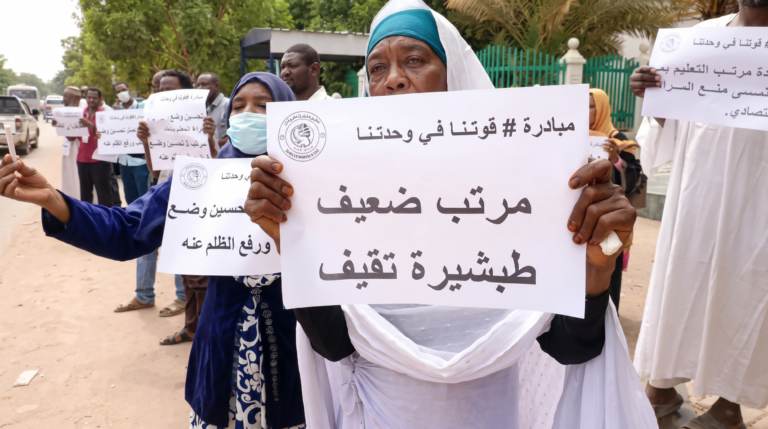 لجنة المعلمين بالجزيرة ترفض الاستعانة بالمستنفرين وتتهم السلطات بـ”عسكرة التعليم”