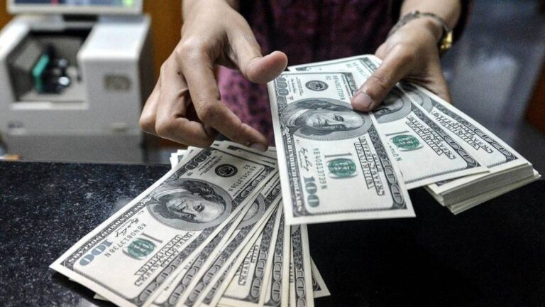 الدولار يقترب من 6 آلاف جنيه في السوق الموازية وسط توقعات بمواصلة الارتفاع
