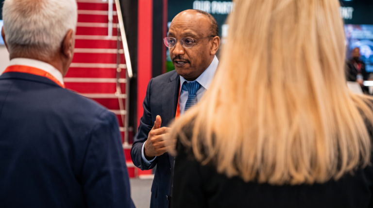 الإمارات توقف سودانياً مدرجاً على قوائم العقوبات بتهم تتعلق بتوريد أسلحة للجيش السوداني