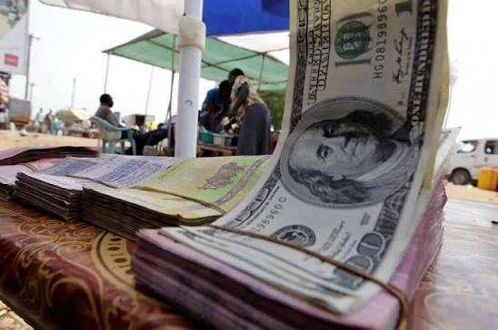 6,400 جنيه للدولار.. الجنيه السوداني يواصل الانهيار وسط أزمة اقتصادية خانقة
