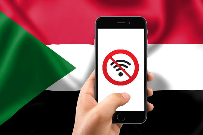 الحرب تهجّر أصحابها والشركات تسحب أرقامهم.. غضب سوداني من قرارات الاتصالات