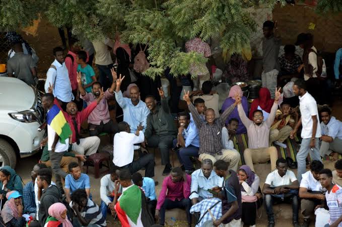 شباب الخرطوم بين البطالة وغلاء المعيشة.. وظائف نادرة ودخول تتبخر خلال أيام